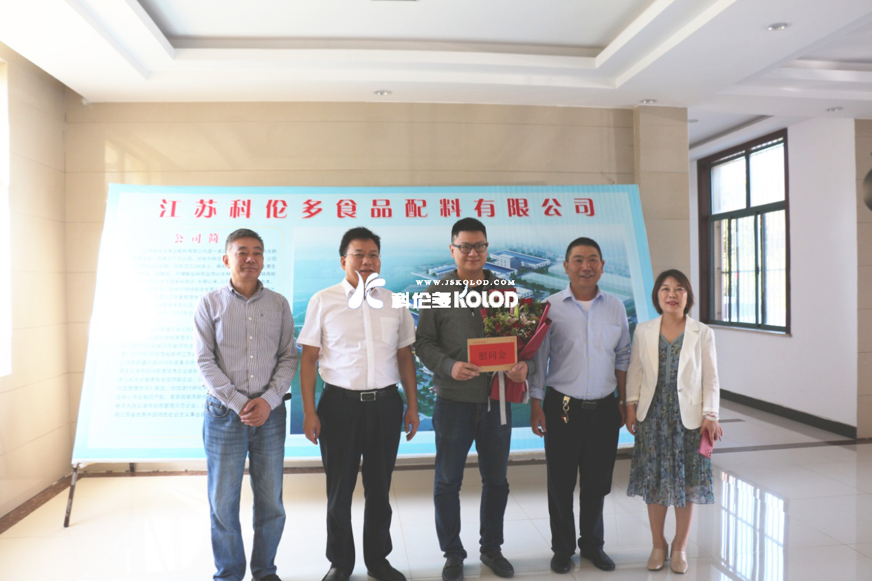 灌云縣委常委、組織部部長、統(tǒng)戰(zhàn)部部長何崢嶸節(jié)前慰問科倫多公司引進(jìn)高端人才